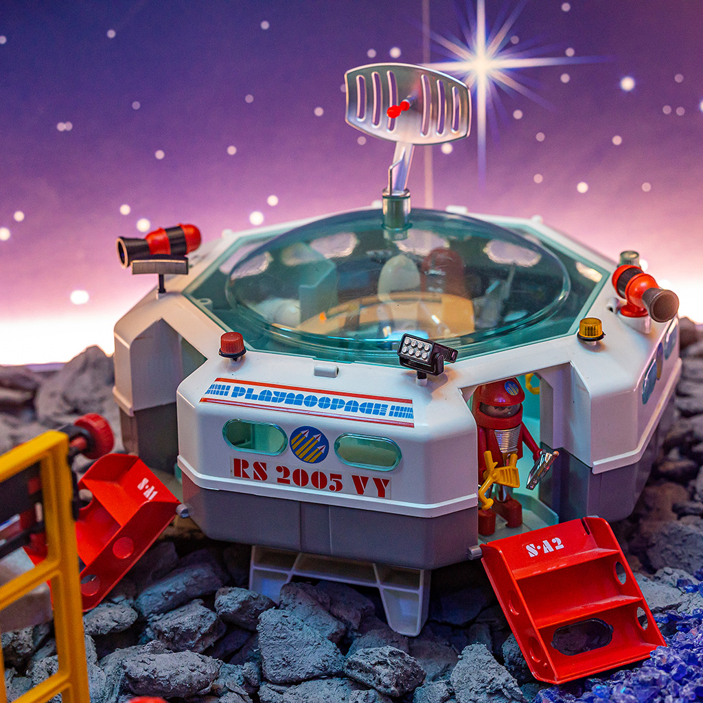 Playmobil Raumstation mit Astronaut in einer Weltraum Szene